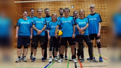 Die Volleyball-Freizeitligamannschaft BUGATIS des TV Riem-Dornach sucht neue Mitspielerinnen und Mitspieler. (Foto: Verein)