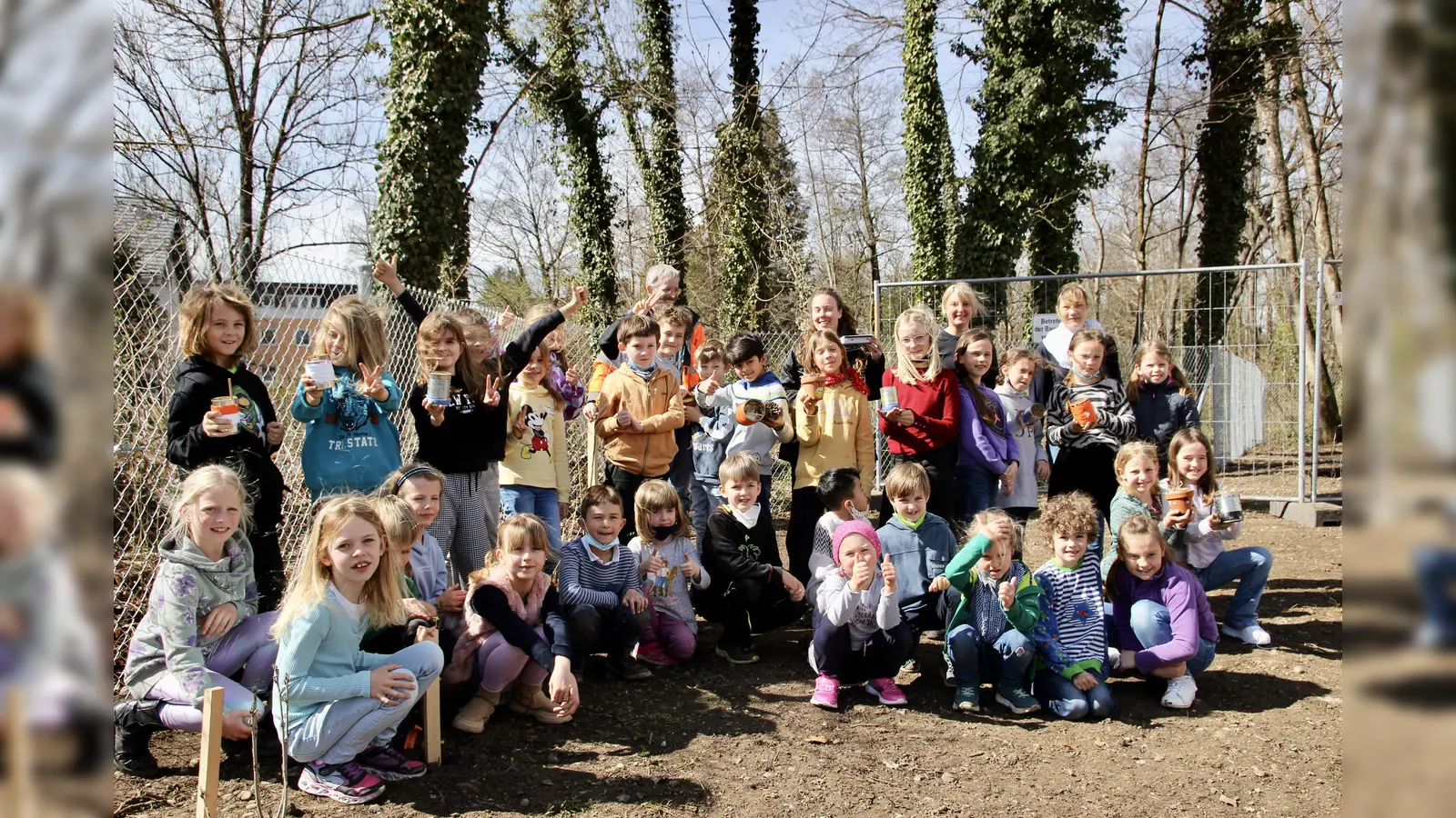 Sträucher pflanzen, Insektenhotels bauen, kochen, backen, Internetführerschein bestehen - die Kinder der Grundschule Stockdorf beschätigten sich eine Woche lang mit Alltagskompetenzen. Schulleiterin Babett Bauer, Lehrerin Christine Frank, Gemeindemitarbeiterin Michaela Thiel und Bauhofleiter Johannes Roth (hinten von rechts) mit Erst-, Zweit- und Drittklässlern.<br> (Foto: us)