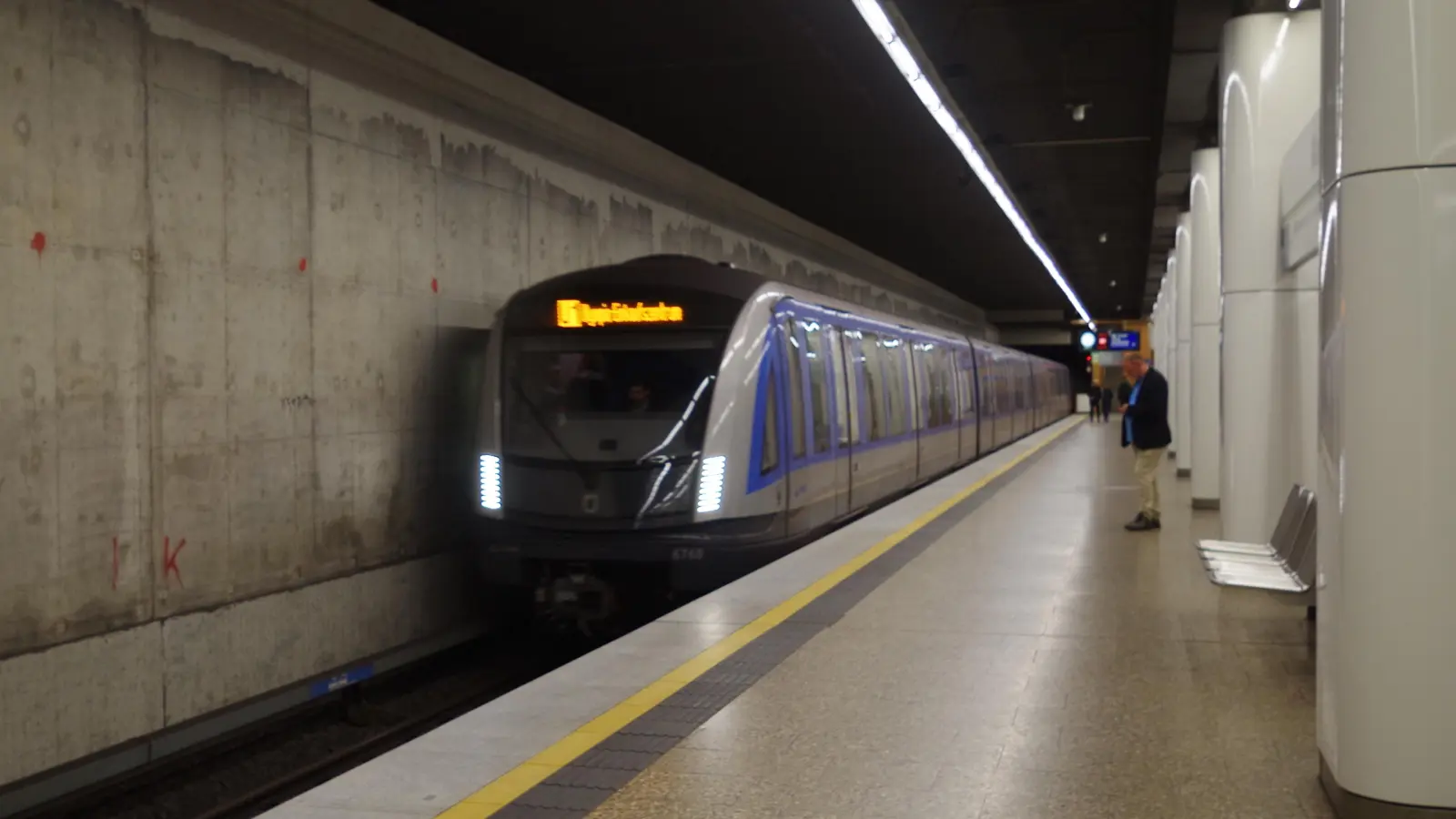 An der U-Bahnstation Maillingerstraße erwartet derzeit vor allem grauer Beton. 2027 soll der U-Bahnhof neu gestaltet werden. (Foto: kö)