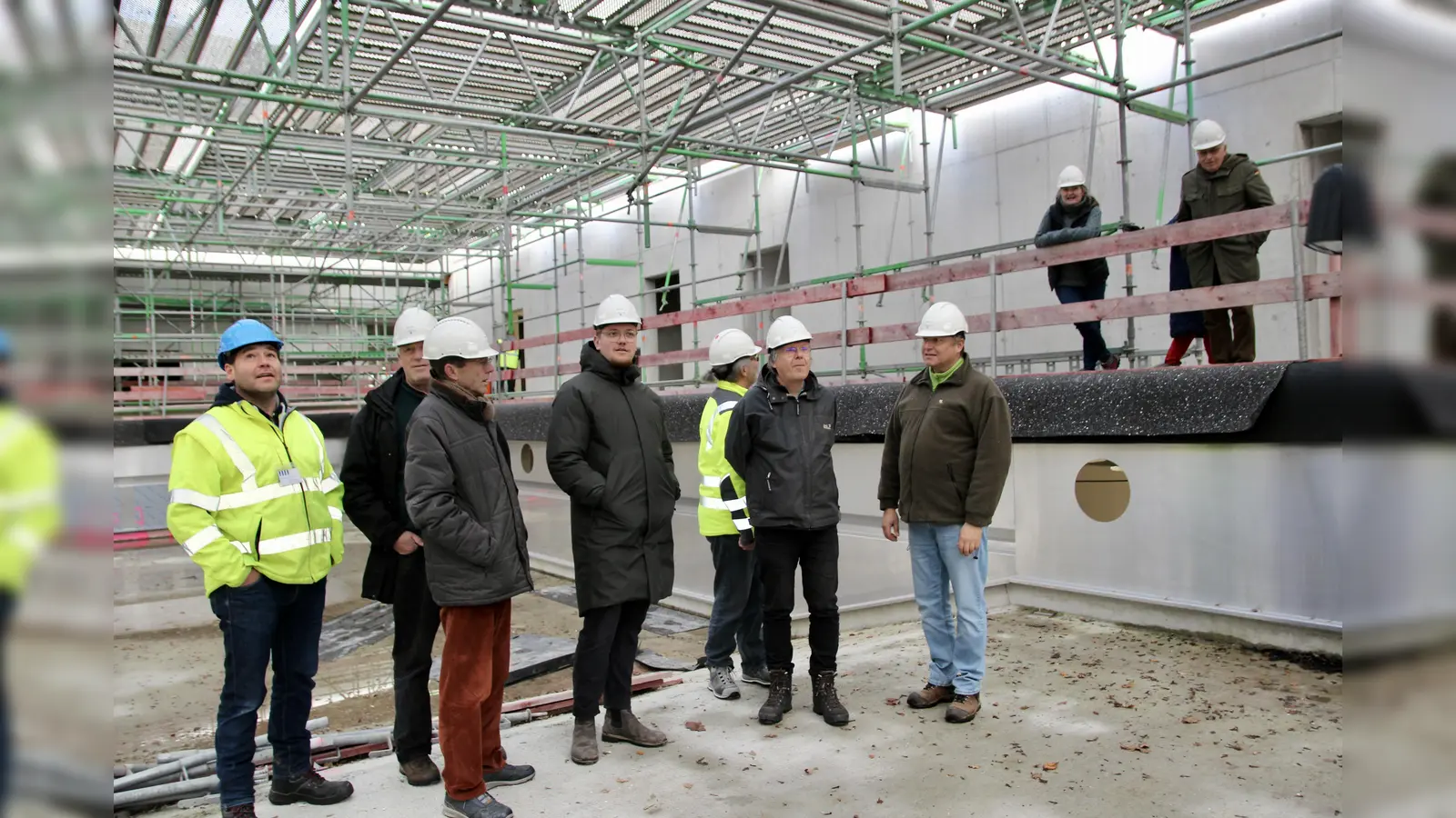 Baustellenbesichtigung der Gräfelfinger Gemeinderäte am neuen Lochhamer Sportkomplex: Sie ließen sie sich den aktuellen Kosten- und Zeitplan erklären und bewunderten das künftige Schwimmbecken.  (Foto: us)