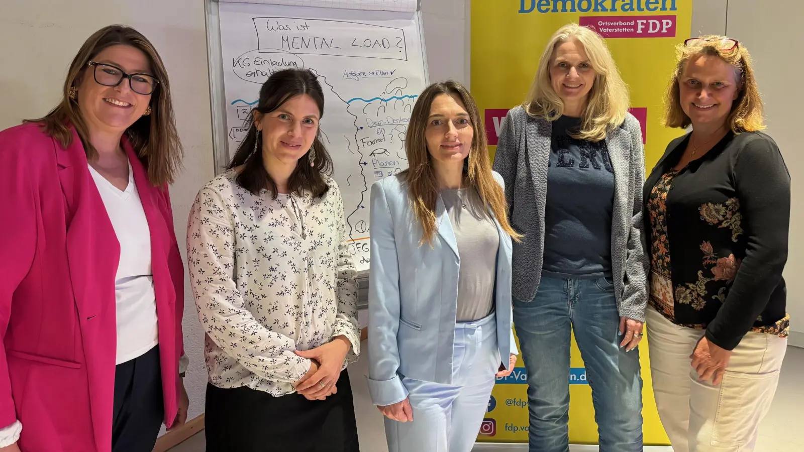 Die Initiatorinnen Alexandra Florek (FDP Vaterstetten; 2. v. r.) und Sylvia Kegler (FDP Grasbrunn; l.) mit Referentin Carolyn Litzbarski (2. v. l.) sowie FDP-Landratskandidatin Katharina Diem (m.) und Co-Vorsitzende der Liberalen Frauen Oberbayern, Nadja Parthier (r.) beim Themenabend „Wenn der Kopf nie Pause hat“. (Foto: FDP Vaterstetten)