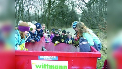 Die Kinder sammelten eifrig jegliche Art von Abfall in den umliegenden Wäldern, Wiesen und Flussauen zusammen. (Foto: pi)