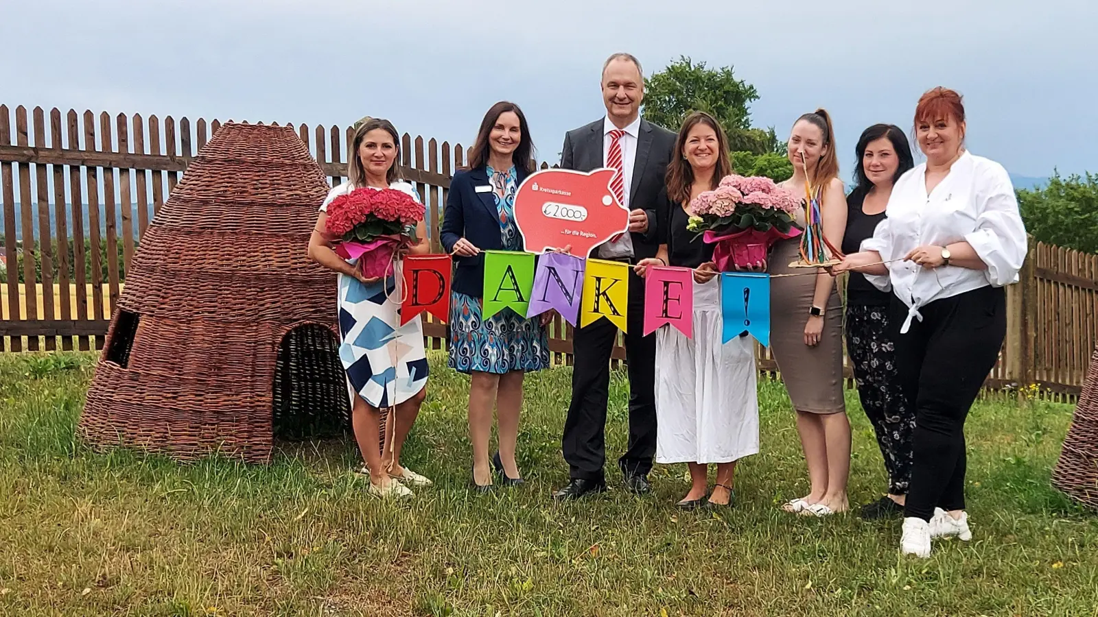 Freuen sich über die neuen Tipis (von links): Fatma Yilmaz (Leitung des FortSchritt Inklusiven Kinderhauses Söcking „Kind und Natur”), Michaela Bader (Filialdirektorin der Kreissparkasse in Starnberg), Bernhard Spirgatis (Unternehmenskundenberater der Kreissparkasse), Tatijana von Quadt (FortSchritt Geschäftsführerin), Bernadett Kovacs, Hanna Lauterwasser, Izabella Becske (Team des FortSchritt Inklusiven Kinderhauses Söcking „Kind und Natur”. (Foto: FortSchritt Bayern gGmbH)