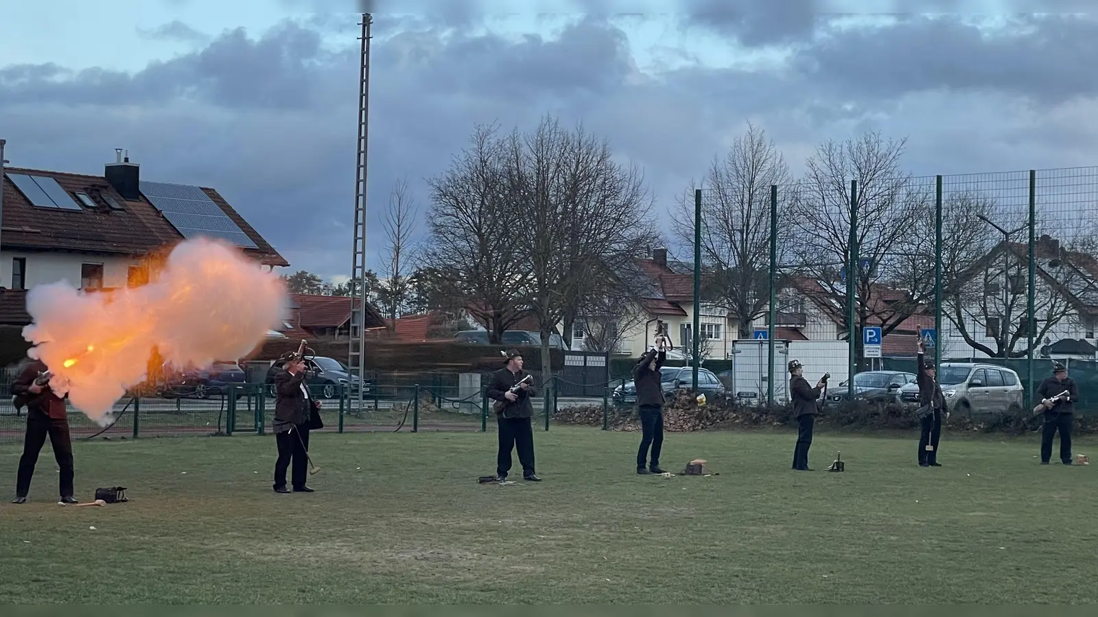 Mit einem Feuerstoß und einem gewaltigen Knall schießt ein Böllerschütze am Allinger Sportplatz das neue Jahr an. (Foto: pst)