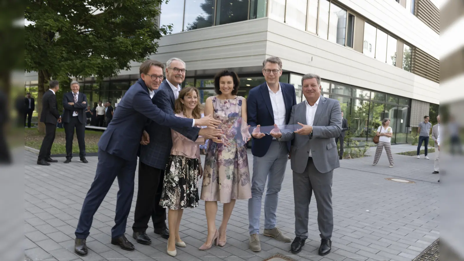 Prof. Matthias Tschöp (CEO und wissenschaftlicher Geschäftsführer des Helmholtz-Zentrums München und designierter Präsident der LMU), Prof. Markus M. Lerch (ärztlicher Direktor des LMU-Klinikums), Prof. Francesca Biagini (Vizepräsidentin der LMU), Bundesforschungsministerin Dorothee Bär, Bayerns Wissenschaftsminister Markus Blume und Bayerns Bauminister Christian Bernreiter (von links) vor dem neu eröffneten Forschungszentrum ICON (Interfaculty Center for Endocrine and Cardiovascular Disease Network Modelling and Clinical Transfer). (Foto: LMU)
