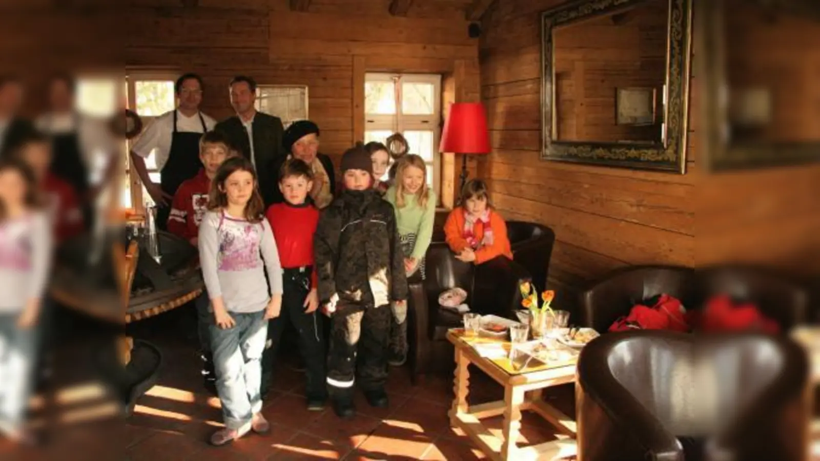 Natur- und Heimatunterricht zum Anfassen: Die Arbeitsgemeinschaft Würm der Grundschule an der Grandlstraße besuchte die Inselmühle: v.l. Tobias Drasch und Eric Pölzl vom Romantikhotel „Zur Inselmühle“ sowie Grundschullehrerin Ursula Schleibner mit einigen Kindern der Arbeitsgemeinschaft. (Foto: US)