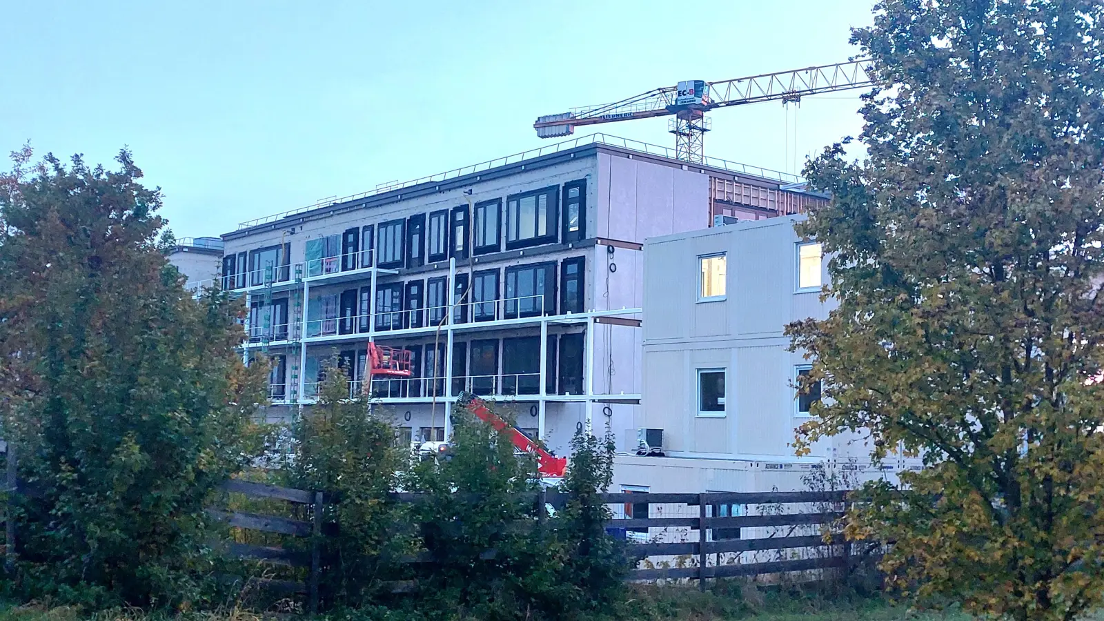 Lang ersehnt: Die neue Realschule an der Franz-Mader-Straße wächst. In einem Jahr soll sie fertig sein. (Foto: bas)