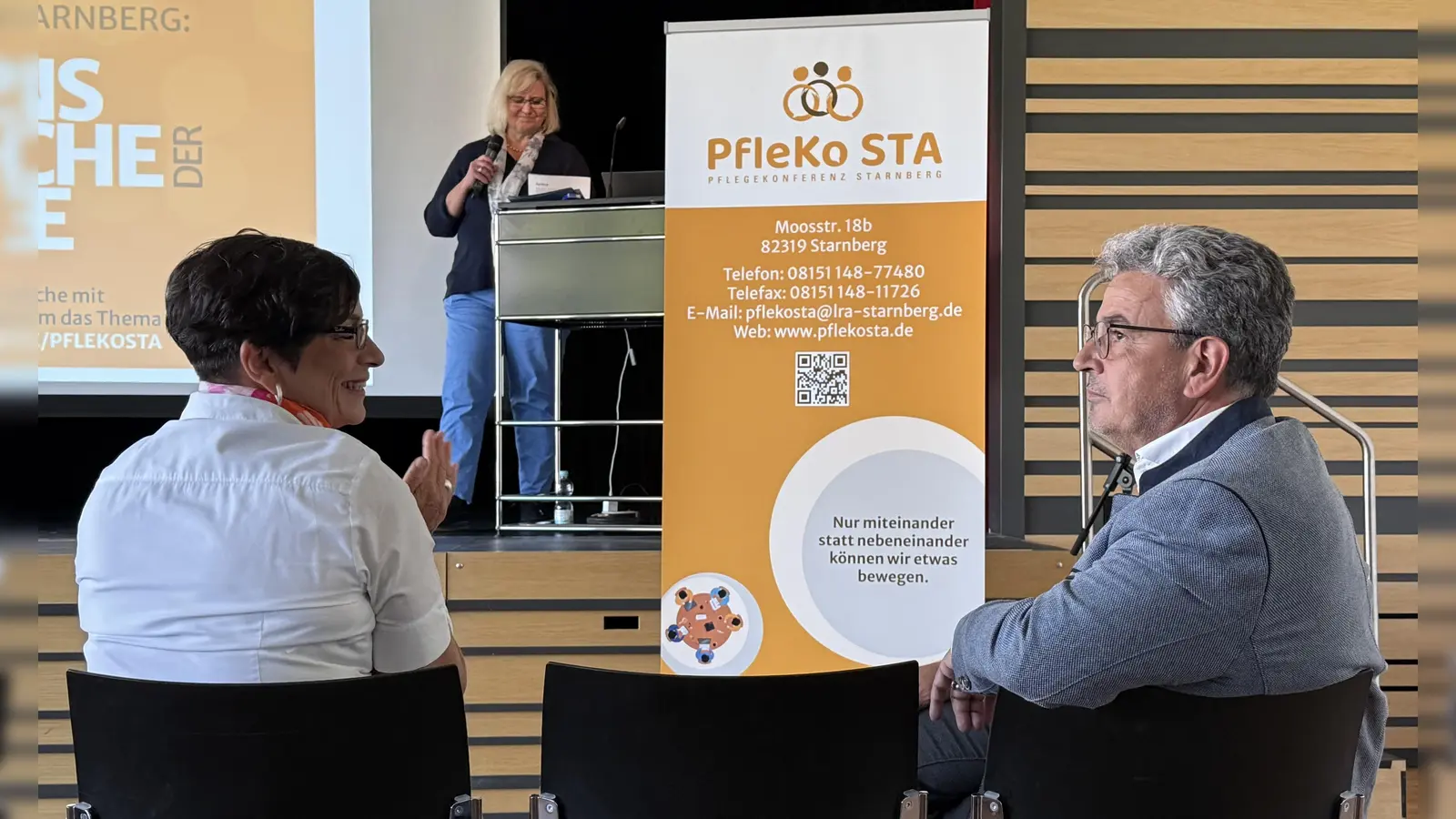 Bettina Richter (Mitte) stellt die Situation im Landkreis vor. Monika Keck (Palliative Care Fachkraft, links) und stellvertretender Landrat Matthias Vilsmayer hören zu. (Foto: pst)