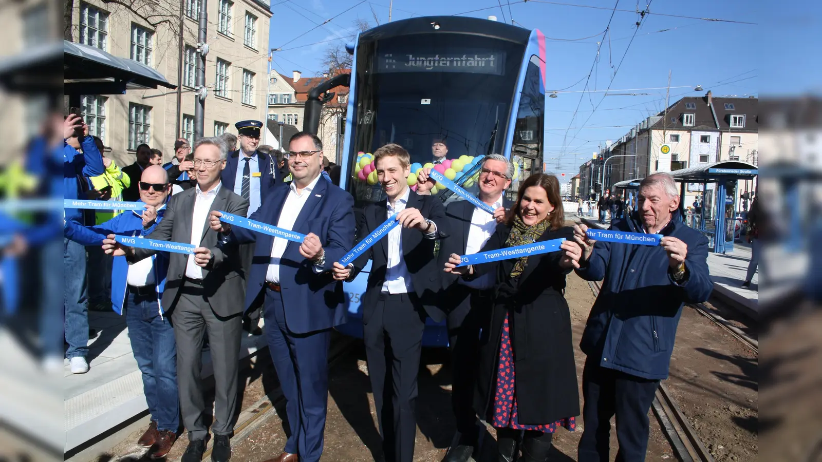Sie eröffneten 35 Jahre nach dem Stadtratsbeschluss den ersten Abschnitt der Tangente (von links): Westtangenten-Projektleiter Martin Schöneseiffen, Mobilitätsreferent Georg Dunkel, MVG-Chef Ingo Wortmann, 2. Bürgermeister Dominik Krause, SWM-Großprojekte-Leiter Alex Indra, 3. Bürgermeisterin Verena Dietl und Laims Bezirksausschussvorsitzender Josef Mögele. (Foto: job)