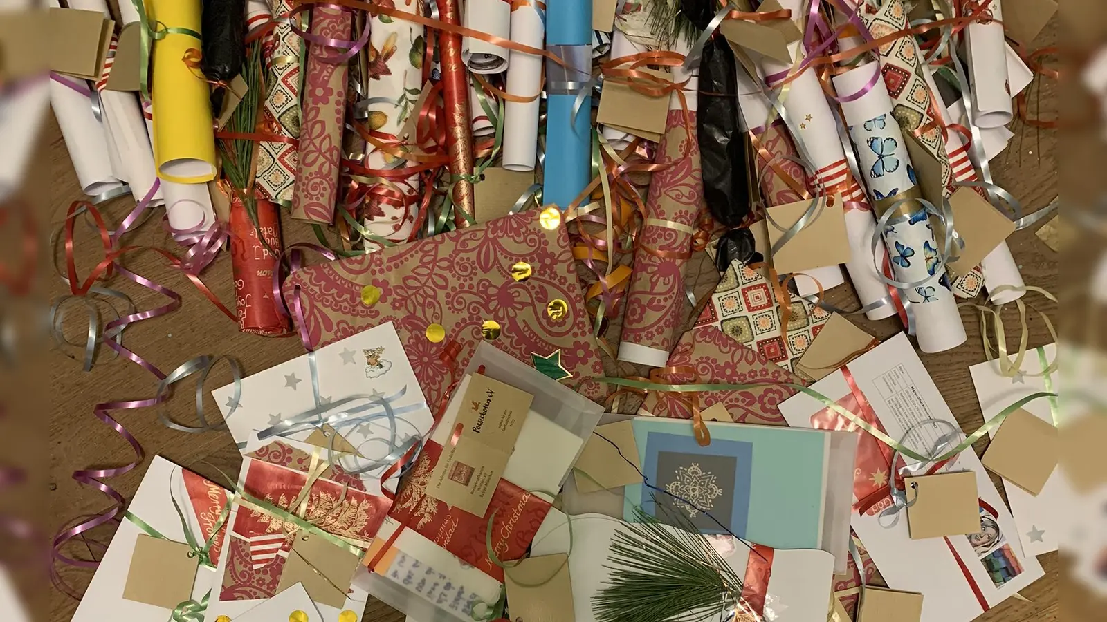 „Gedichte sind die schönsten Geschenke”, finden die Poesieboten aus Giesing. (Foto: poesiebriefkasten.de)