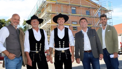 Von links: Bauleiter Bernhard Stilling, die Zimmerer Martin und Christoph Dondl, Bürgermeister Andreas Kemmelmeyer und Architekt Kurt Mattei. Martin Dondl gab im Verlauf der Feier den Richtspruch zum Besten. (Foto: ufg/mic)