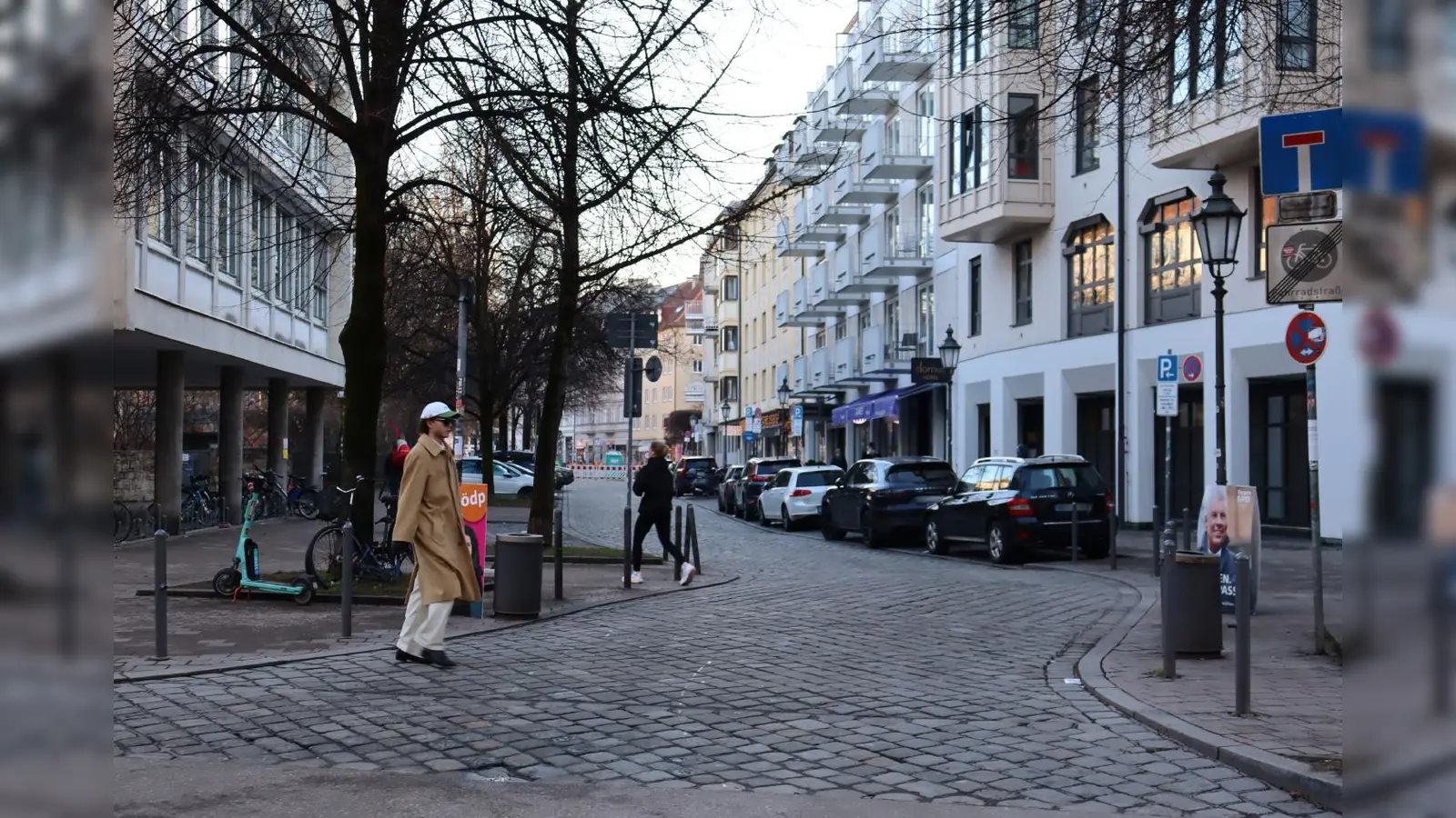 Huschhusch, noch schnell über die Straße, bevor das nächste Fahrzeug kommt. Das wird bald Geschichte sein, denn aus der St.-Anna-Straße wird eine Fußgängerzone. (Foto: mha)
