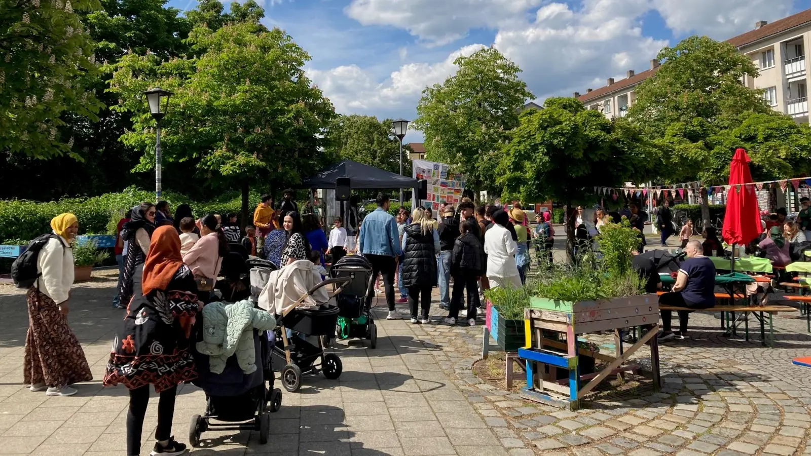 Der Platz vor dem HeideTreff eignet sich gut für die Durchführung von Veranstaltungen – wie hier dem „Weltnachbarschaftsfest”, einem Sommerfest im Jahr 2025.  (Foto: Alexandra Falter, HeideTreff Nachbarschaftstreff)