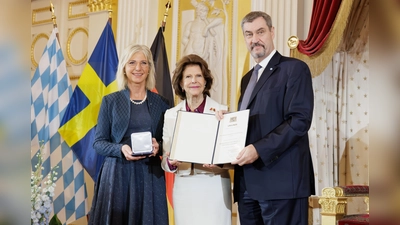 Sozialministerin Ulrike Schaf (l.) und Ministerpräsident Markus Söder überreichten die Sozialmedaille an Königin Silvia von Schweden. (Foto: Martina Nötel)