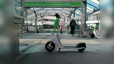 Am U-Bahnhof Dülferstraße steht dieser Scooter im Weg. (Foto: job)