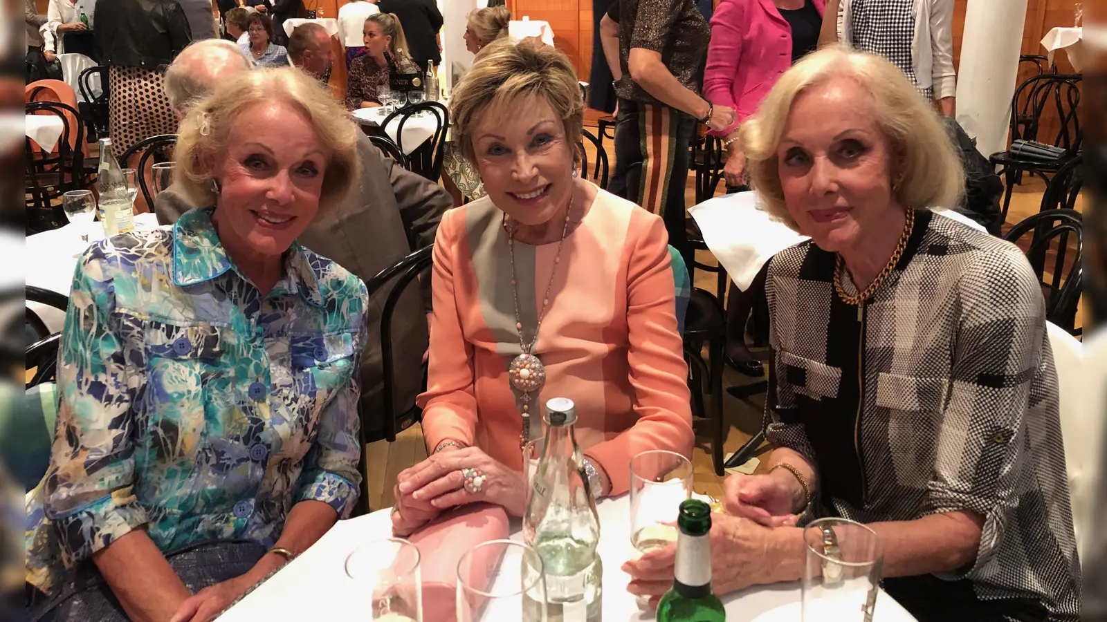 Die Kessler-Zwillinge Alice und Ellen, hier mit Antje Kühnemann (Bildmitte), besuchten gerne Veranstaltungen in ihrer Wahlheimat Grünwald.  (Foto: hw)