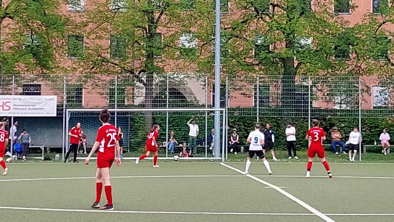Der SC Amicitia München (rot) kämpft um den Klassenerhalt in der Frauen-Bayernliga. (Foto: bas)