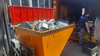 Wenn die einzelnen Container auf dem Wertstoffhof voll sind, müssen sie abtransportiert und ausgetauscht werden. Erst dann kann wieder eine Annahme erfolgen.  (Foto: bas)