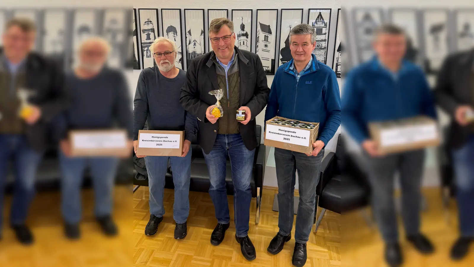 Walter Niedermaier und Erich Metz vom Imkereivereins Dachau überreichten Landrat Stefan Löwl (M.) eine Honigspende. (Foto: LRA Dachau, Stefen Varga)