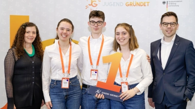 Freude über den 1. Platz: Franziska Metzbauer (Projektleiterin „Jugend gründet”), Isabella Meerpohl, Felicia Kloss und Benedikt Kammergruber sowie Mathias Fromberger (Jury-Mitglied). (Foto: Ljubisa Pavlovic/Jugend gründet.)