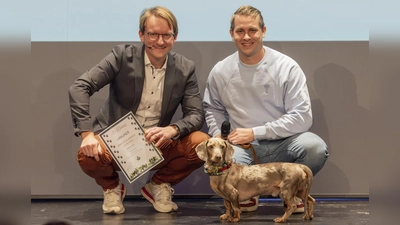 Unter den geehrten Sportlern war auch einer mit gleich vier Beinen: Luitpold, der schnellste Dackel der Welt! Hier nimmt er zusammen mit Herrchen seine Urkunde von Bürgermeister Sebastian Thaler (l.) in Empfang.  (Foto: Boris Baumann)