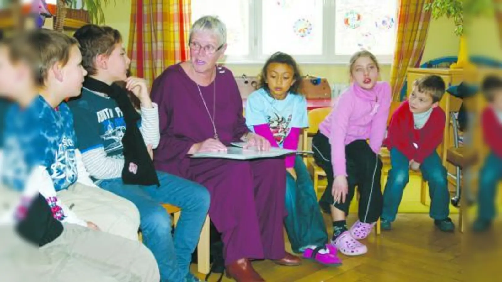 Gebannt hörten die Kinder der Mittagsbetreuung an der Limesschule der Mundartdichterin Ulli Vogl zu. (Foto: pi)