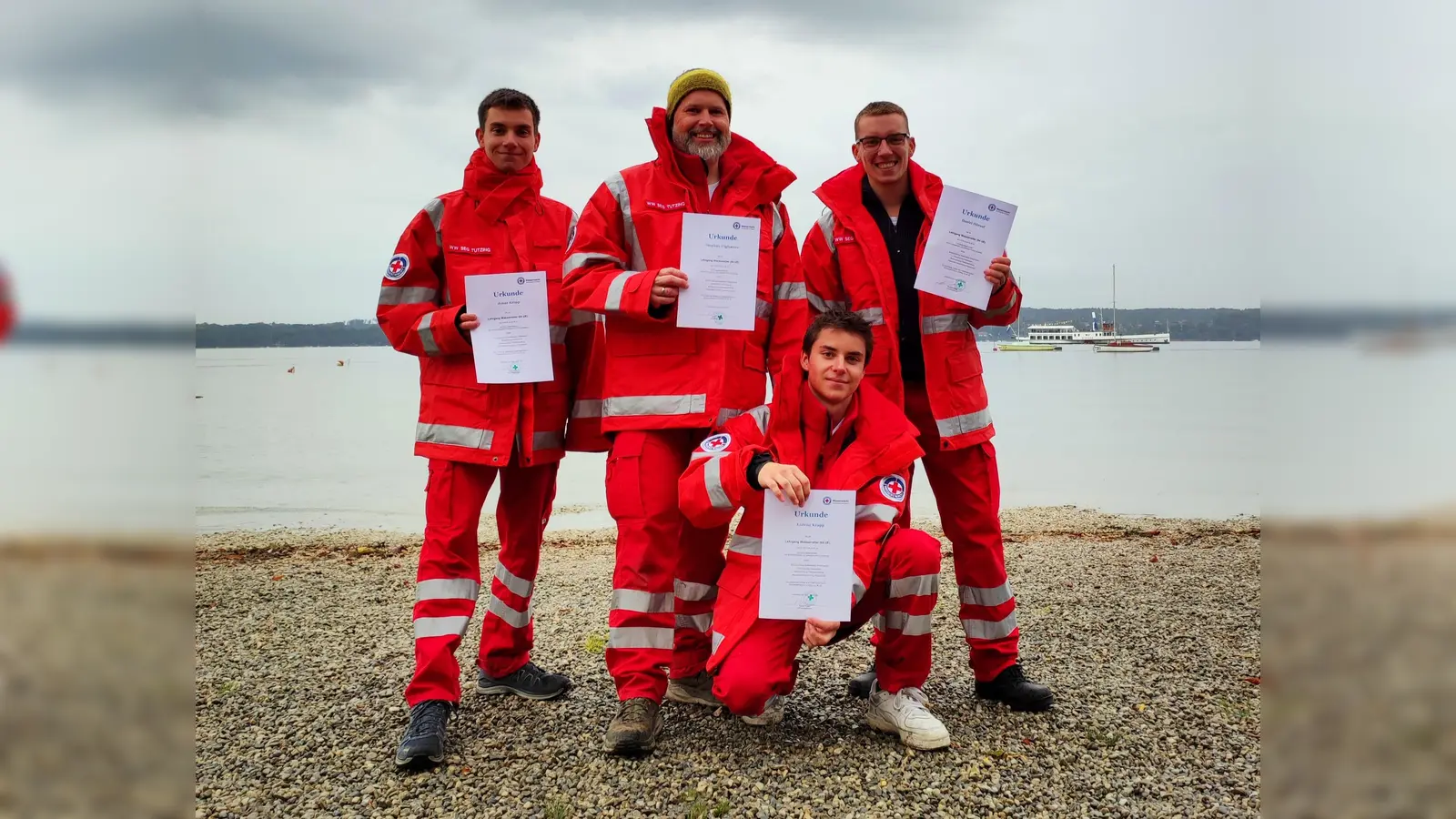 Bestanden! Die vier Wasserwachtlern Lorenz Krapp (vorne), (hinten von links) Jonas Krapp, Stephan Vogelsamer und Daniel Hörauf haben die Grundausbilgung erfolgreich absolviert. (Foto: Wasserwacht Tutzing)