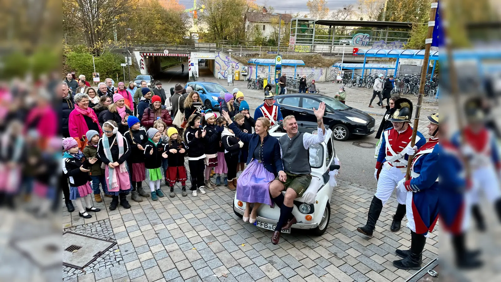 Einzug ins Würmtal: Prinz Miro I. und Prinzessin Daniela II. vor dem Gräfelfinger Rathaus. (Foto: Ulrike Seiffert)