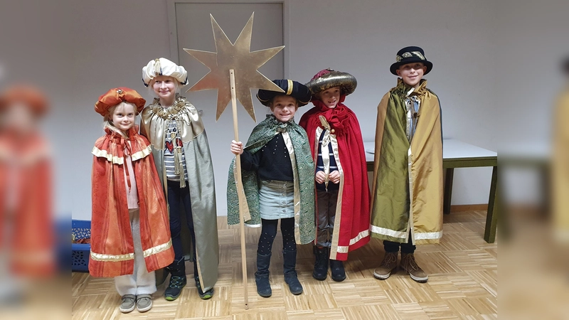 Die Kinder stellten die neuen Gewänder der Sternsinger vor. (Foto: Spindler)