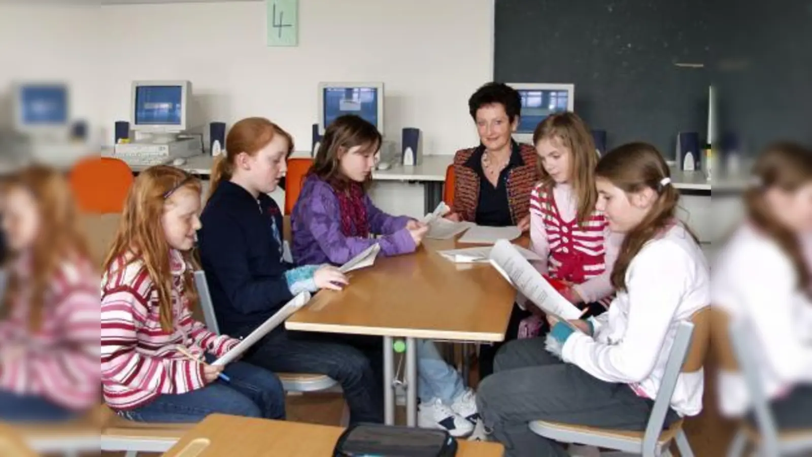 Arbeitsgemeinschaften wie die „AG Nachrichten“ von Rektorin Gudrun de la Camp (M.) haben zum guten Ergebnis beigetragen. Hier über (v.l.) Franziska, Sophie, Marina, Sandra und Sarah aus der 4c das Vortragen der Gotzmann-Nachrichten. (Foto: Eva Schraft)