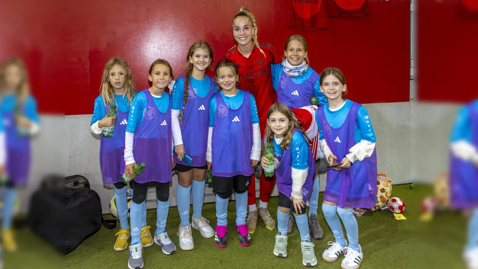 FC Bayern-Profifußballerin und Nationalspielerin Giulia Gwinn nahm sich nach der Partie Zeit für die Mädchen von „Mädchen an den Ball”.  (Foto: Bernd Feil/M.i.S./ Biku e.V.)