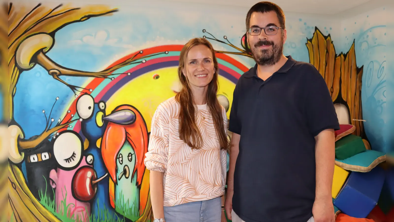 OKT-Einrichtungsleiter Fabian Eickert und seine Stellvertreterin Lena Heymann danken allen Unterstützern und freuen sich auf die nächsten 25 Jahre des Kindertreffs.  (Foto: tab)