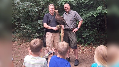 Falkner Schreyer (l.) und Stadtrat Thomas Bittner machten bei der Aktion „Schöner Ferientag” großen und kleinen Teilnehmern eine Freude.  (Foto: Andrea Bittner)