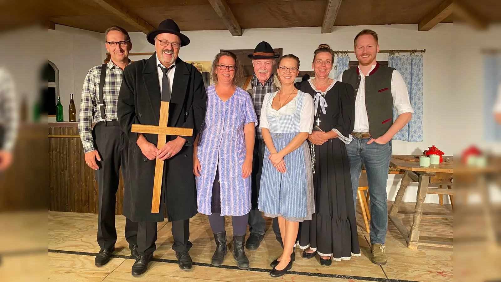 Die D’Gmoagaukler z’Inning bestehend aus (von links) Andi Sturm (spielt Buchhalter), Olaf Möller (spielt Boarndlkramer), Claudia Schön (spielt Wirtin), Werner Röslmair (spielt Hausl), Lucy Dietz (spielt Kellnerin), Christine Hartweg (spielt Pfarrersköchin) und Daniel Großkopf (spielt Gelegenheitsarbeiter). (Foto: Katrin Bauer)