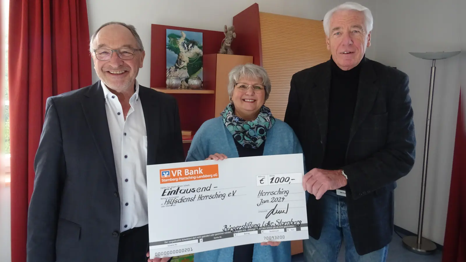Freude bei der Spendenübergabe (von links): Karl Roth (Kuratoriumsmitglied Bürgerstiftung), Carmen Fuchs (1. Vorsitzende Hilfsdienst), Gustav Huber (Geschäftsführer Bürgerstiftung).  (Foto: Bürgerstiftung Landkreis Starnberg)