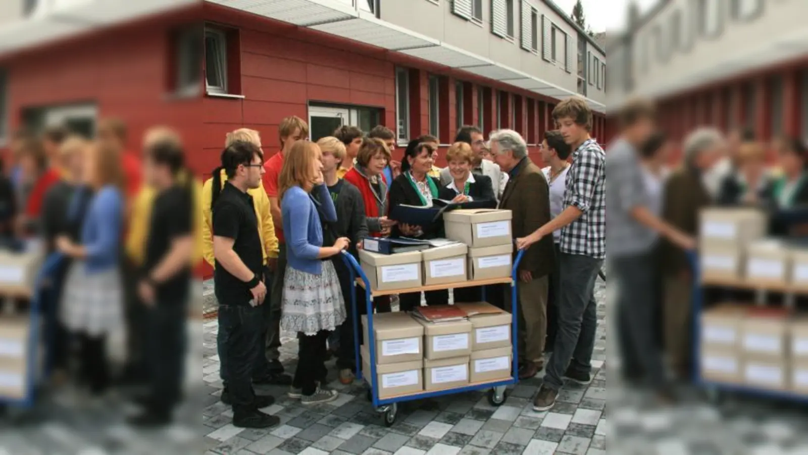 Die Kooperation zwischen Gemeinde, Gemeindearchiv, FLG und dem „Verein gegen das Vergessen im Würmtal“ neigt sich dem Ende. Die zehn beteiligten Schüler präsentierten im Gemeindearchiv ihre Arbeit.. Die zehn Schüler des FLG mit v.l. Brigitte Schmid-Breining, Erika Klemt, Christian Schulz, Annemarie Detsch und Friedrich Schreiber. (Foto: US)