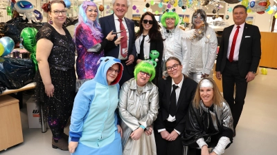 Unsinniger Donnerstag: Die Krawatte von Landrat Helmut Petz fiel den Damen der Kfz-Zulassungsstelle zum Opfer. (Foto: LRA Freising)