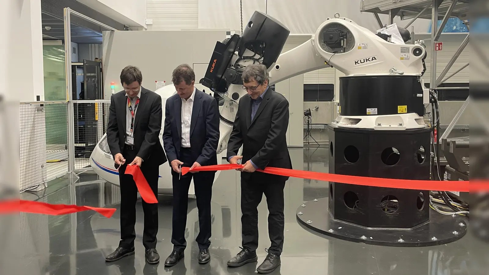Das Band durchschneiden v.l. Tobias Bellmann, Markus Fischer und Martin Otter vom DLR-Institut für Systemdynamik und Regelungstechhnik. (Foto: pst)