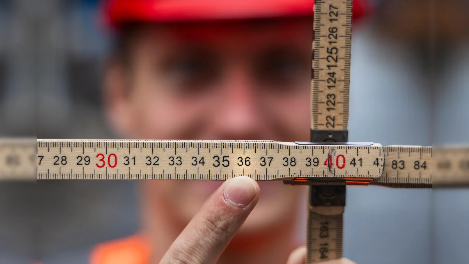 In 36 „Zollstock-Monaten“ vom Azubi zum Gesellen: Noch ist es nicht zu spät, eine Ausbildung im Kreis Starnberg zu beginnen. (Foto: IG BAU)