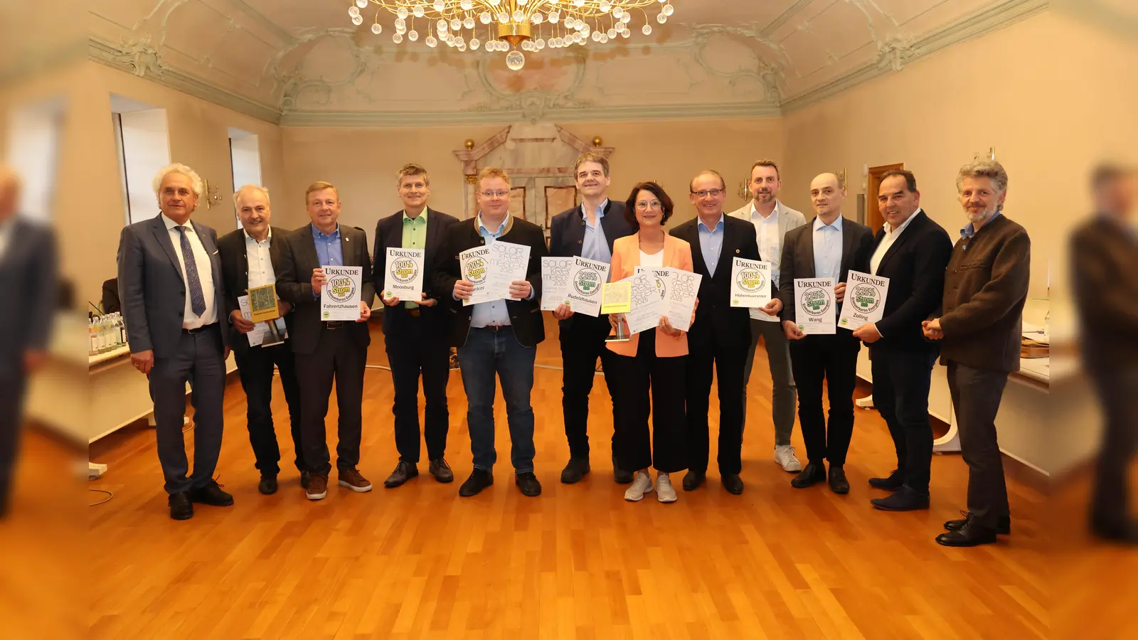 Landrat Helmut Petz (l.) und Andreas Horn (r.) mit Vertretern der Gemeinden, die mindestens 100 Prozent ihres Stromverbrauchs selbst erzeugen. (Foto: LRA Freising)