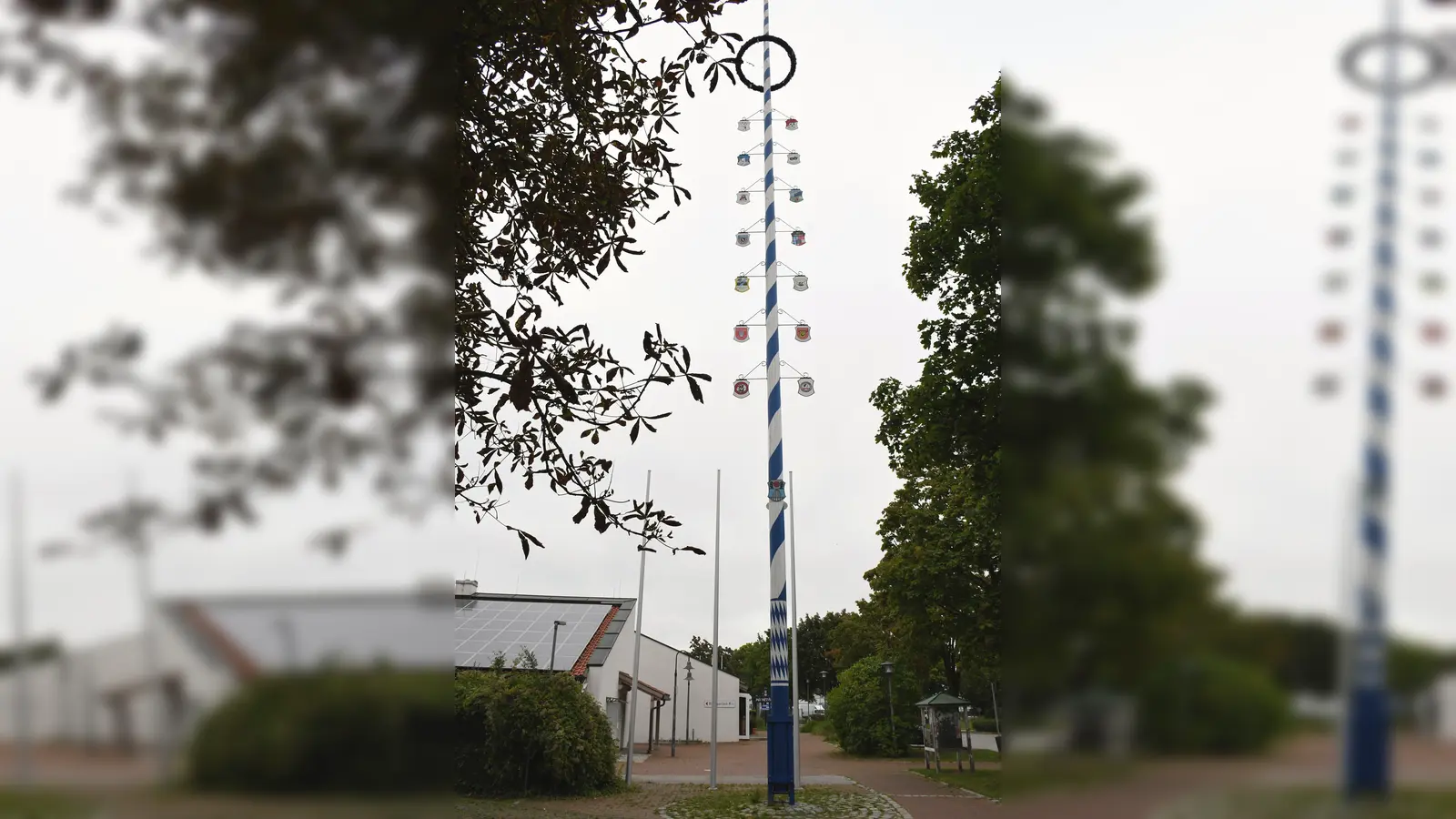 Aufgrund von Schäden musste der Maibaum in Garching-Hochbrück leider umgelegt werden.  (Foto: Felix Brümmer, Stadt Garching)