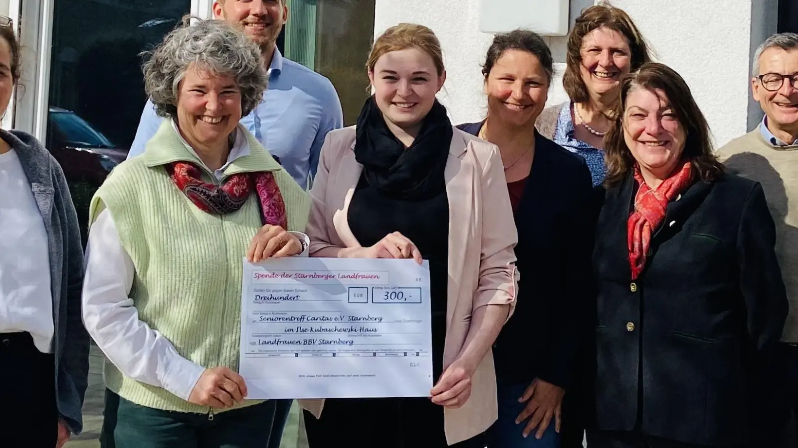Im Namen der Starnberger Landfrauen überreichte Kreisbäuerin Beatrice „Trixi” Scheitz (Mitte) Christine Offtermatt (2. von links) den Scheck in Höhe von 300 Euro. (Foto: S. Urlberger-Wagner)