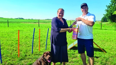 1. Vorstand Marcus Ölsner heißt Alexandra Völkel von der Hundeschule Völkel herzlich willkommen im Erdweger Gewerbeverein. (Foto: EGV)