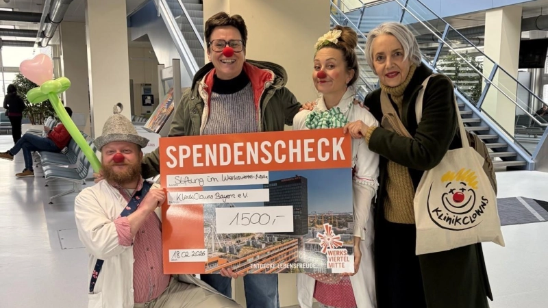 Freude bei der Spendenübergabe (v.l.): KlinikClown „Muck”, Isabell Zacharias (Vorständin der Münchner-Kindl-Stiftung), KlinikClown „Dr. Mathilda Pfiffikus” und Andrea Andrade (Stiftungsbetreuung KlinikClowns Bayern e.V.). (Foto: Nurgül Akti)