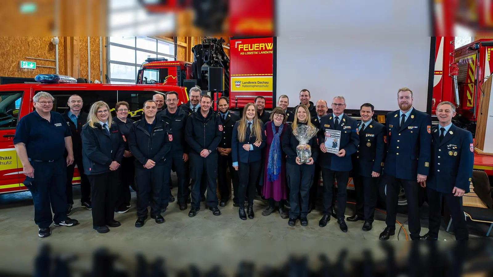 Die Feuerwehr feierte mit Kreisbrandrat Georg Reischl (Vierter von rechts) dessen 60. Geburtstag. (Foto: Kreisbrandinspektion Dachau)
