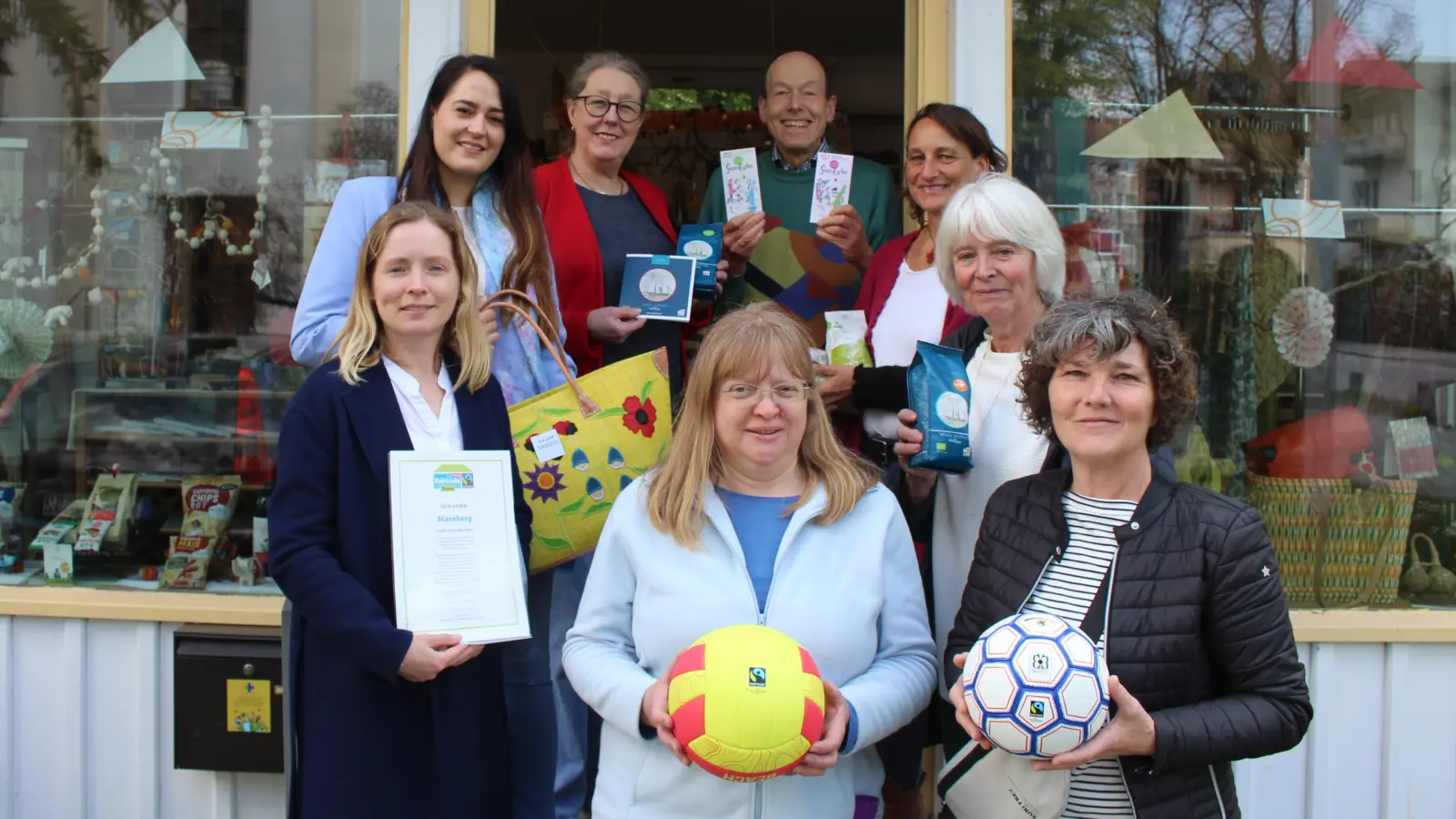 Die Steuerungsgruppe freut sich über die erneute Zertifizierung von Starnberg zur Fairtrade-Stadt (hinten von links): Nathalie Last (Grundschule Starnberg), Dritte Bürgermeisterin Christiane Falk, Kai-Niclas Michels (Weltladen), Anne Stempel-de Fallois (Pfarrerin ev. Kirchengemeinde), Anneli Arntz (Goldschmiedin), Sabine Seemann und Christiane Schumann (ev. Kindergarten), Lena Choi (Pressesprecherin Starnberg). (Foto: Stadt Starnberg)