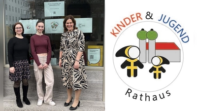 Bürgermeisterin Verena Dietl (r.) präsentierte zusammen mit Maria Deingruber, der Leiterin des Kinder- und Jugendrathauses, das Gewinnerlogo von Lena Brack (Mitte).  (Foto: LHM)