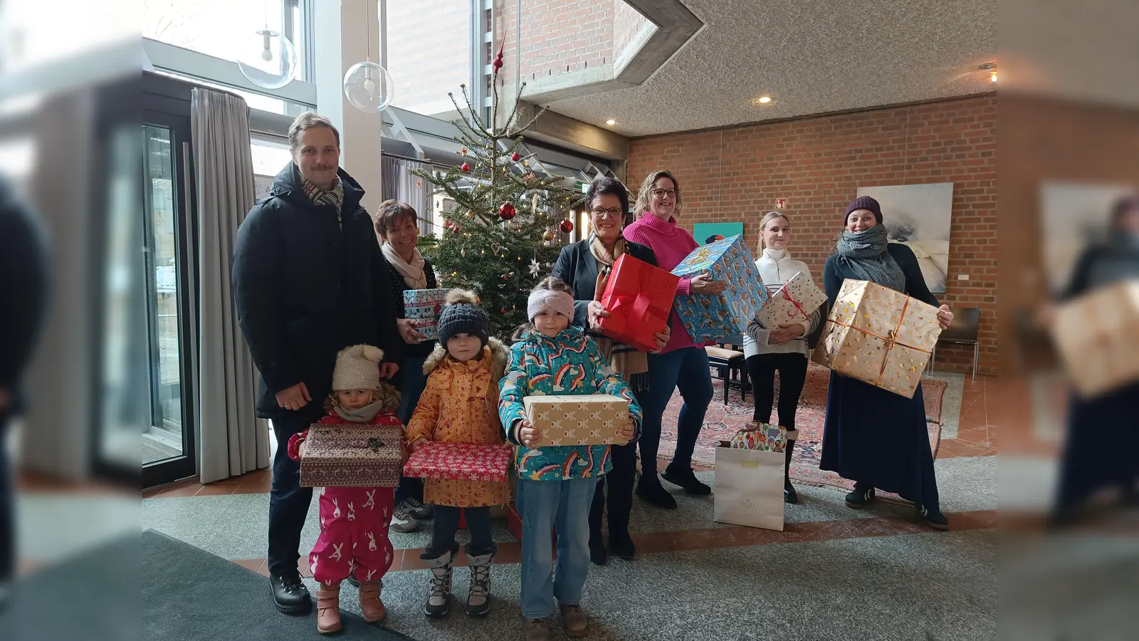 Viele Päckchen wurden im Rathaus Gauting abgegeben. (Foto: Gemeinde Gauting)