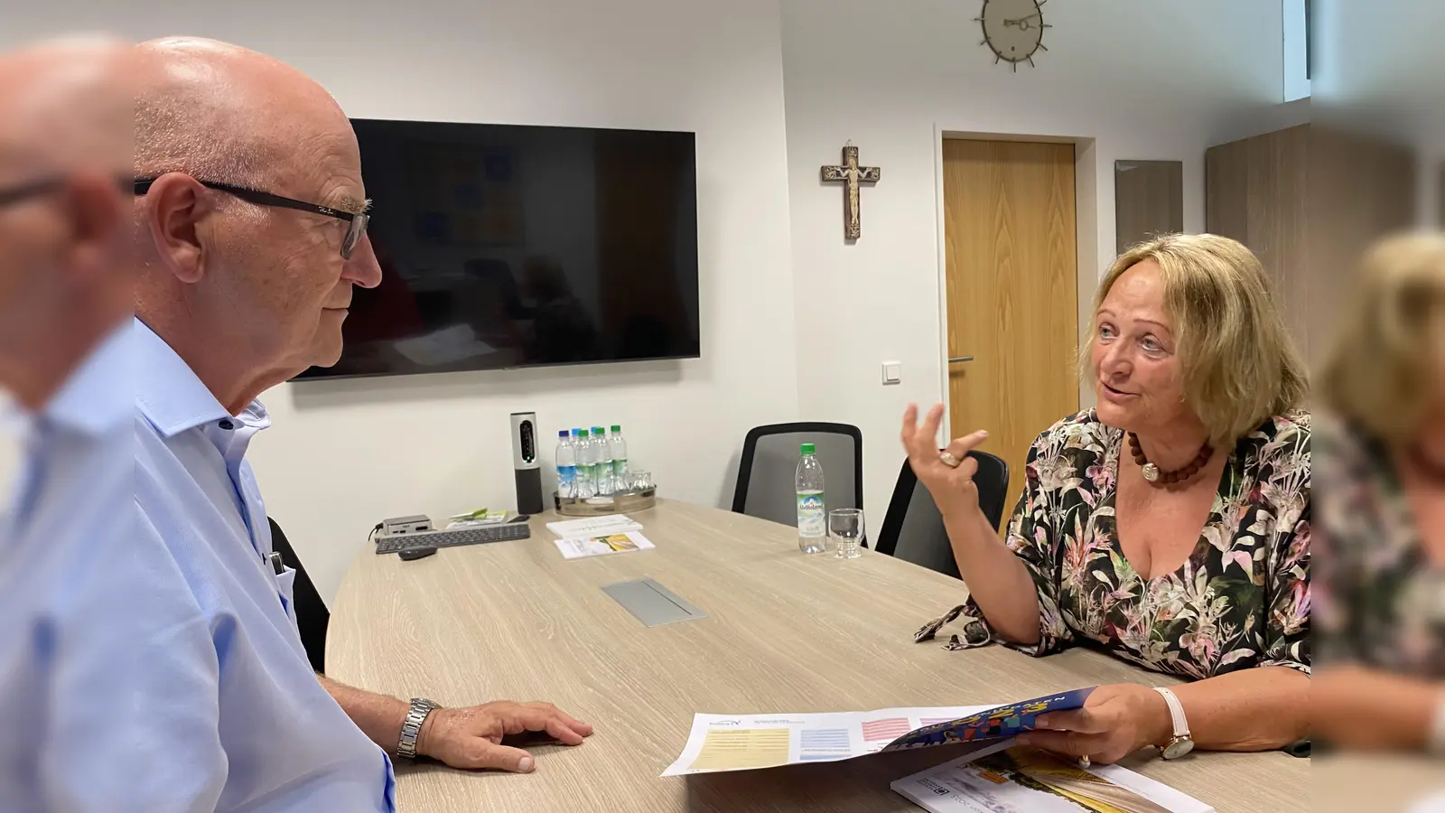 Sabine Leutheusser-Schnarrenberger diskutiert mit Kraillings Erstem Bürgermeister Rudolph Haux, wie Gemeinden zukünftig stärker unterstützt werden können.  (Foto: Gemeinde Krailling / Solveig Butzert)