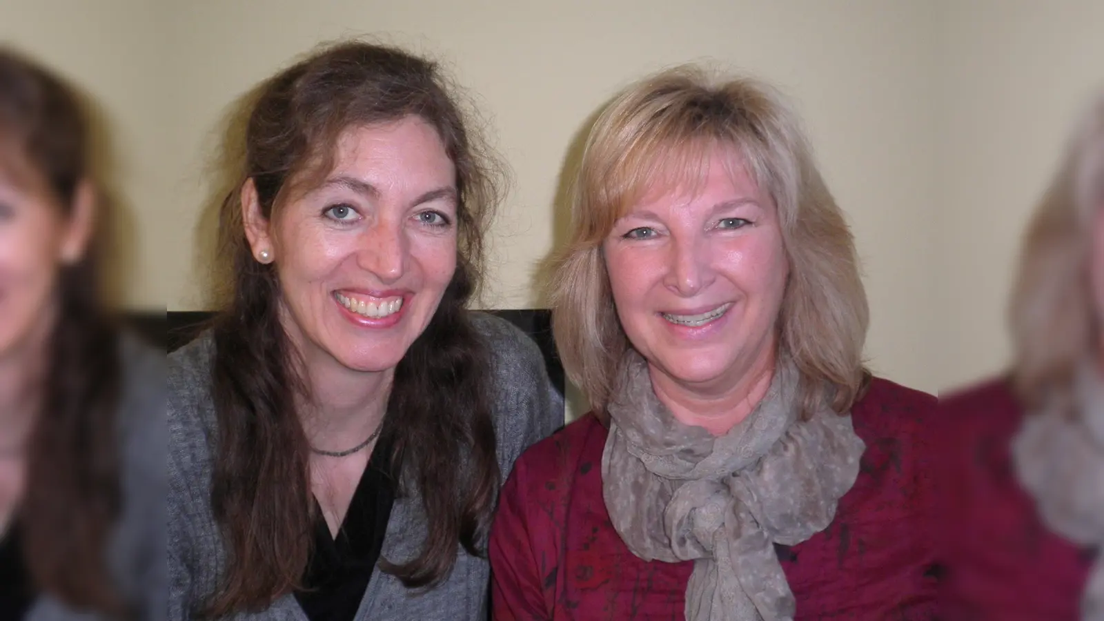 Die Kunstdozentinnen Eva-Maria Bischof-Kaupp und Juliane Fraunhofer-Ostermeier (von links) organisieren in diesem Frühjahr im Neufahrner Rathaus ihre zweite Kinderausstellung. Gezeigt werden Arbeiten aus ihren Workshops bei der Volkshochschule Neufahrn. (Foto: VA)